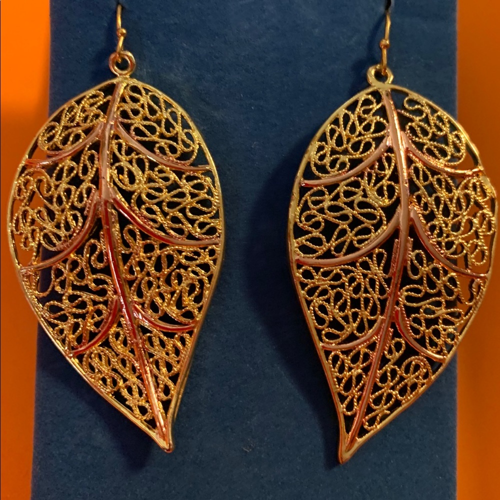 Beautiful filigree leaf earrings gold tone new